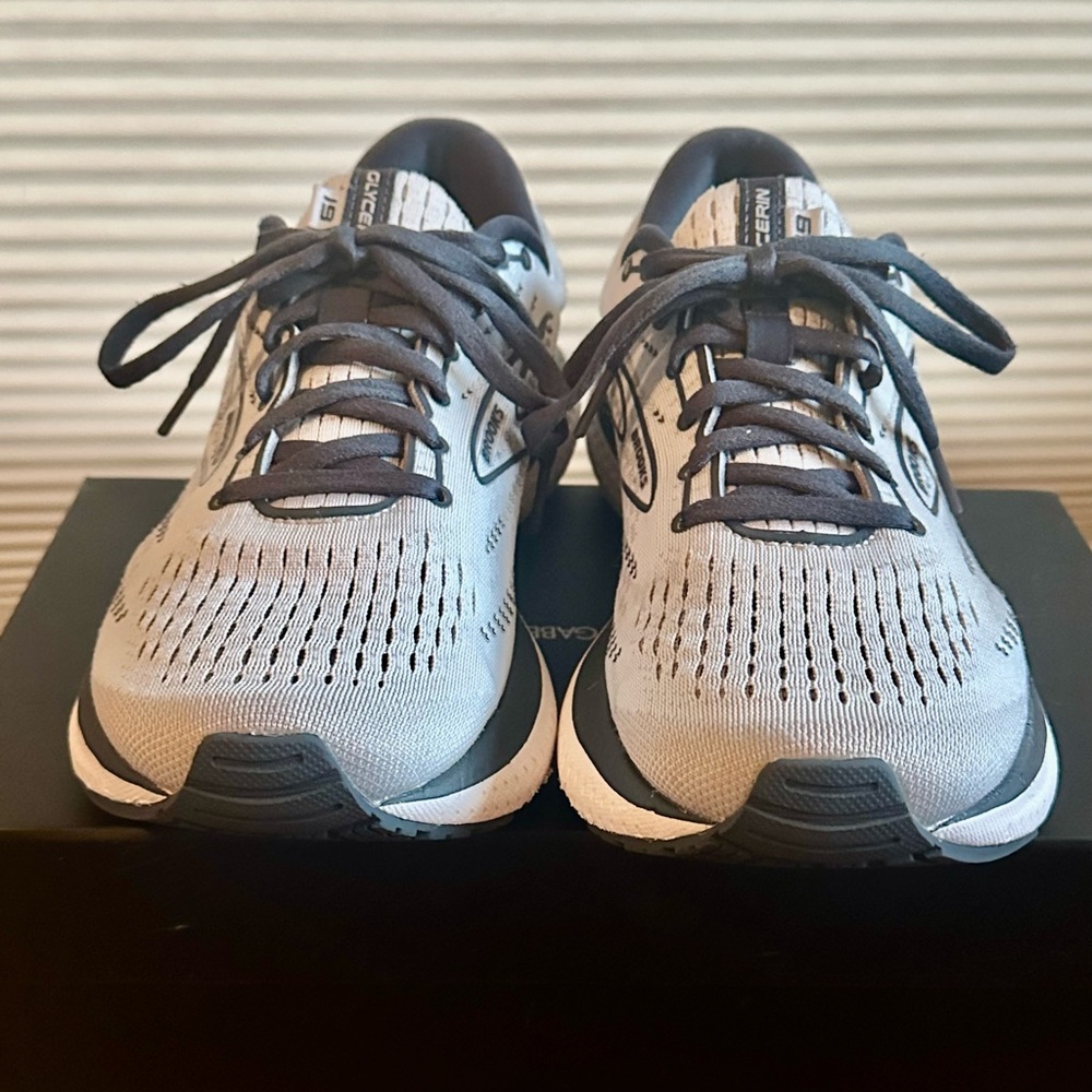 Brooks Women’s Glycerin 19 Light Gray and Dark Gray Athletic Shoes